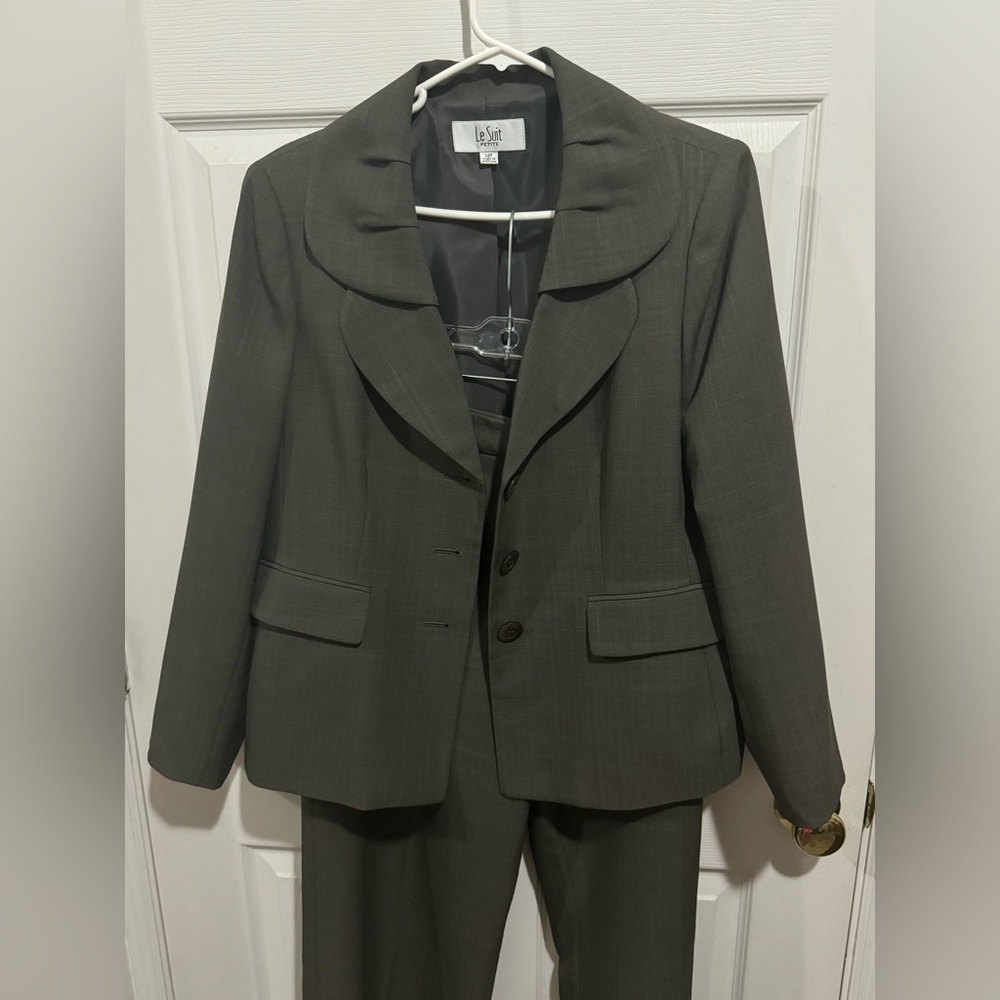 Le Suit Women's Two-Piece Pantsuit in Dark Gray